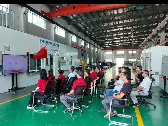 L’intero Staff di Shanghai Guanding segue la parata militare del 2025 nel laboratorio: assistere al potere di una grande nazione e accendere la passione per il servizio industriale al paese